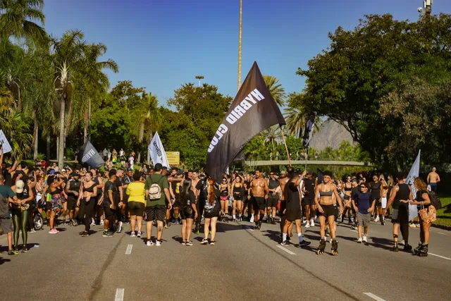 Largada de corrida do Hybrid Club com bandeiras da marca