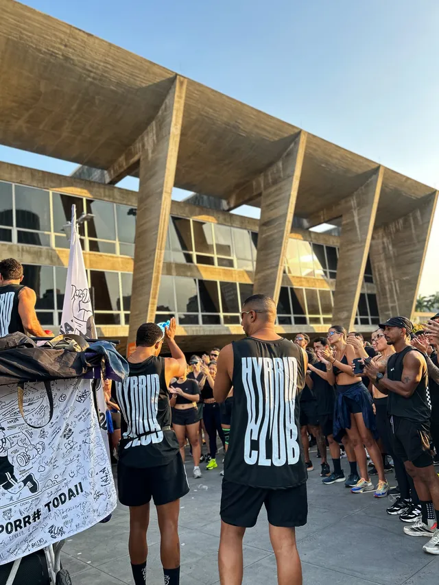 Comunidade do Hybrid Club reunida em frente ao MAM, Rio de Janeiro