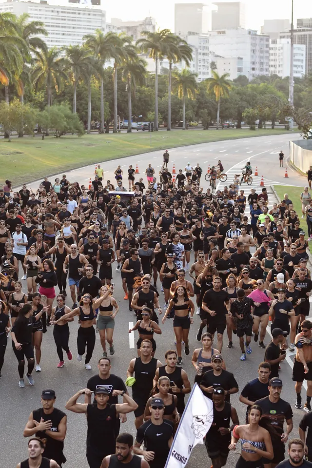Centenas de corredores do Hybrid Club no Aterro do Flamengo, Rio de Janeiro