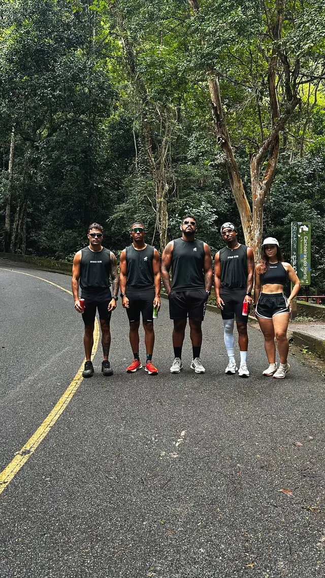 Grupo do Hybrid Club posado na estrada após treino na Floresta da Tijuca