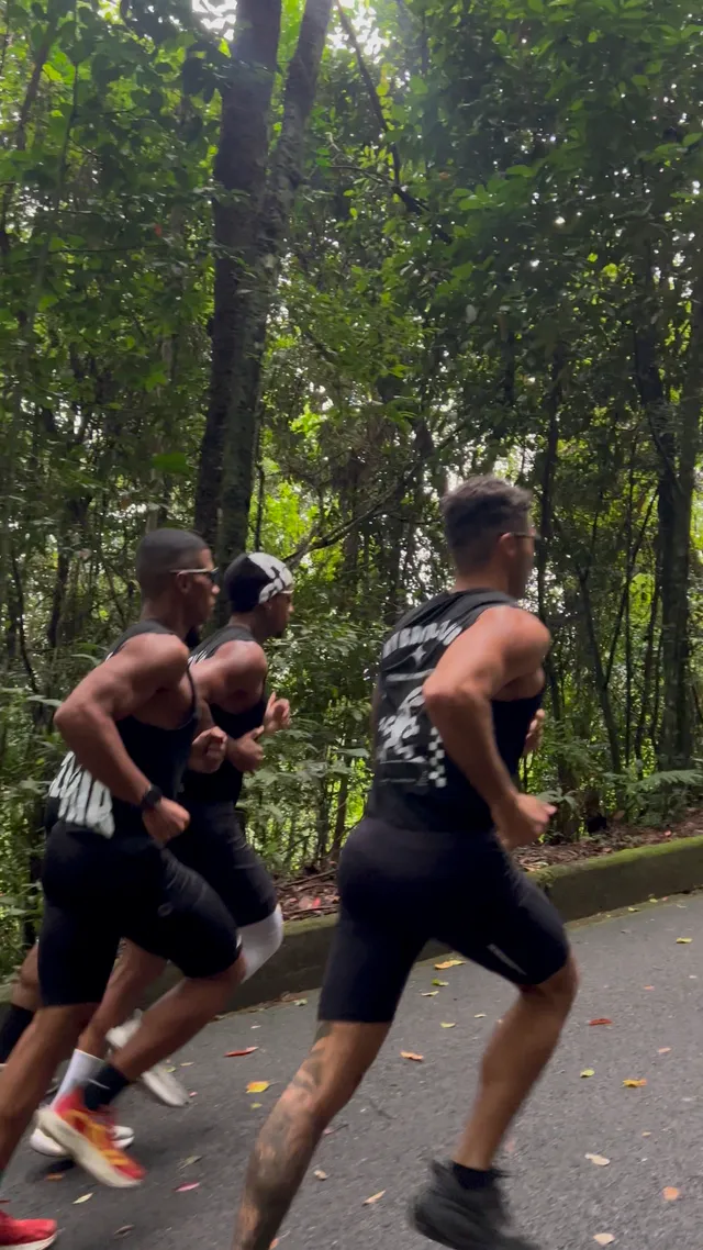 Corredores do Hybrid Club em trilha na Floresta da Tijuca